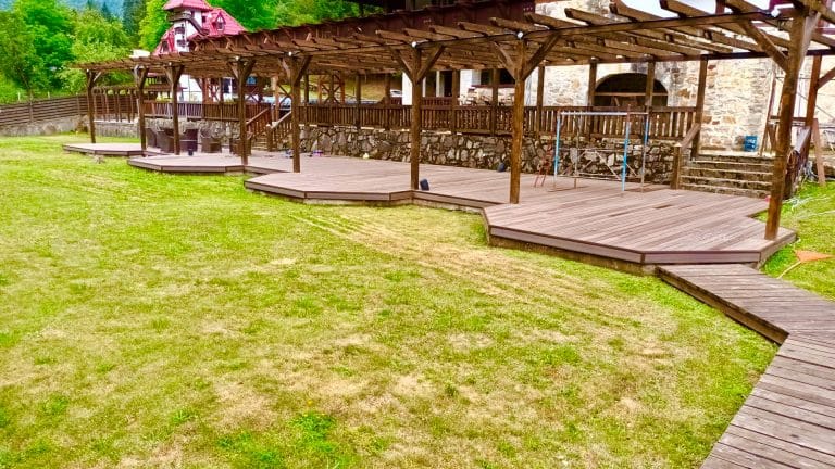 Deck și gazon, Pensiune, Bicaz