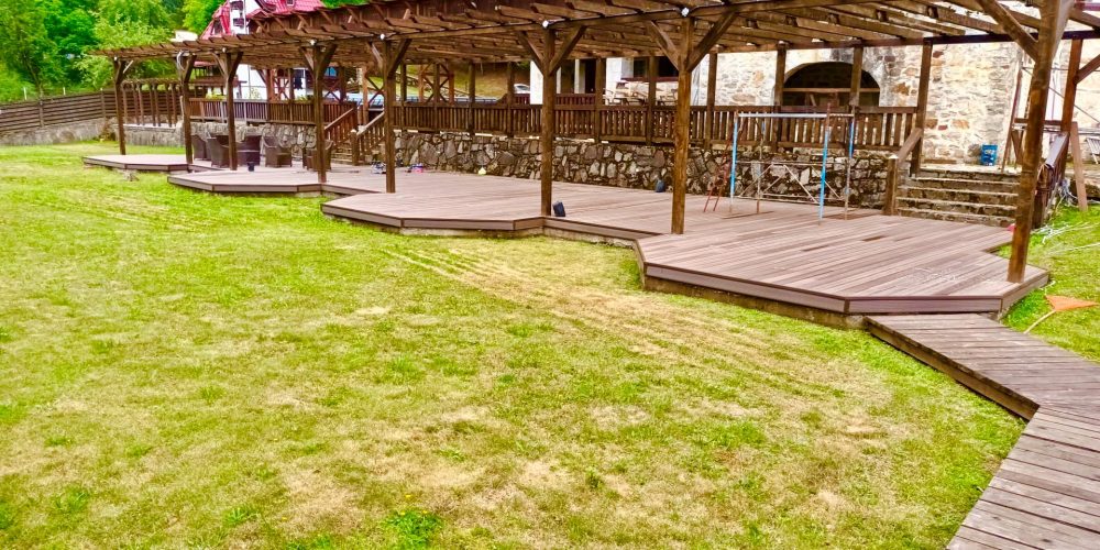 Deck și gazon, Pensiune, Bicaz